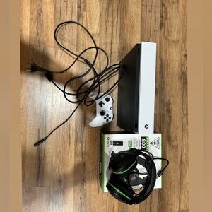 XBOX ONE S with TURTLE BEACH headset